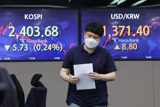 9月5日，1美元兑换的韩元价格比前个交易日上涨8.8韩元，收于1371.4韩元，图为首尔中区韩亚银行交易大厅显示的KOSPI指数和美元兑韩元汇率。【照片来源：韩联社】