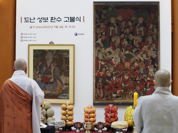 图为6日下午，在位于首尔钟路区的韩国佛教历史文化纪念馆举行“失窃圣宝收回仪式”。韩国文化财厅表示，1987年8月申报失窃的佛画《独圣图》和2000年10月申报失窃的两幅佛画《神众图》返还给了原收藏寺庙。此次被捐赠的两件文物是在受赠收藏的寺庙进行文化遗产登记过程中被确认为失窃圣宝，之后便将其无偿返还给了原收藏寺庙。值得一提的是，35年前在大邱市达城郡龙渊寺极乐殿被盗的佛画《独圣图》制作于1871年。【照片来源：NEWSIS】