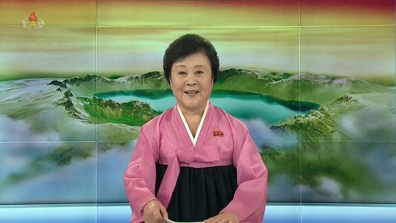 图为朝鲜中央电视台播音员李春姬在报道国务委员长金正恩的公开活动。【照片来源：韩联社】