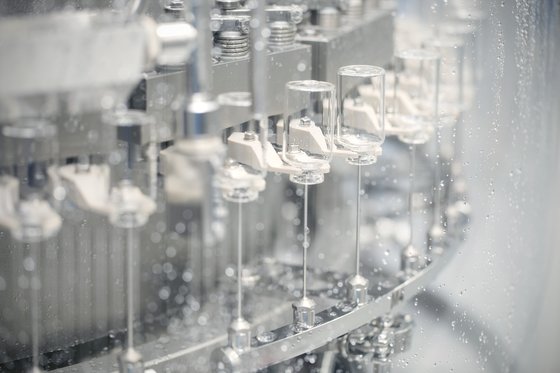 图为位于仁川市的三星生物制剂松岛工厂正在进行成品药装瓶工艺。【照片来源：三星生物制剂】