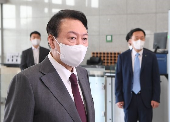 图为15日，韩国总统尹锡悦在首尔龙山总统室办公大楼上班途中答记者问。【照片来源：韩总统室摄影记者团】