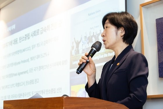 图为韩国环境部长韩和真14日以“韩国环境部的主要政策方向”为主题发表特别演讲。【照片来源：韩联社】