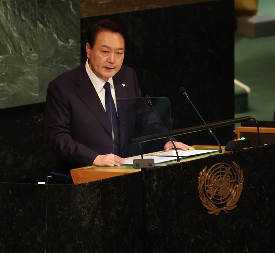 图为尹锡悦总统当地时间20日在美国纽约联合国大会上发表主旨演讲。【照片来源：韩联社】