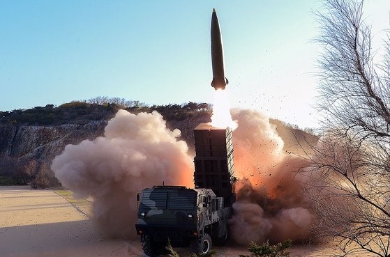 图为朝鲜新型战术制导武器试射场面。【照片来源：NEWS1】