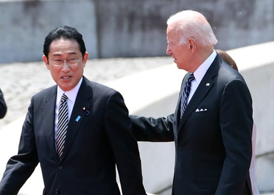 图为今年5月23日美国总统拜登访问日本时在东京迎宾馆举行的欢迎仪式上与日本首相岸田文雄正在交谈。【照片来源：韩联社】