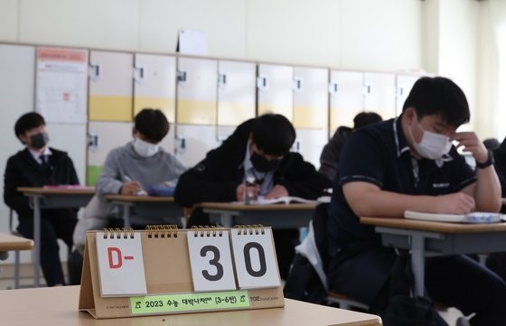 图为距高考还有30天的18日，首尔一所高中的考生们正在自习。【照片来源：韩联社】