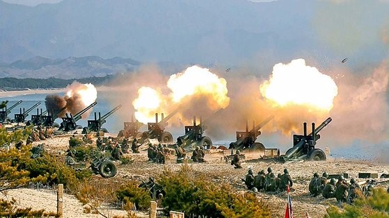 图为2020年3月朝鲜中央电视台报道的国务委员长金正恩现场指导炮兵部队炮击对抗赛的照片。【照片来源：韩联社】