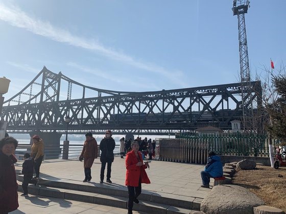 图为列车正从连接中国丹东和朝鲜平安北道新义州的鸭绿江大桥上通过。【摄影：申庚振 驻地记者】
