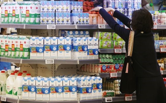 据悉，韩国南阳乳业将从下个月开始将发酵乳、奶酪、豆奶、杯装咖啡等部分产品的价格上调10%左右。首尔牛奶协同组合和每日乳业曾自本月1日起将部分产品价格进行了上调。图为30日首尔市内某大型超市的乳制品柜台。【照片来源：韩联社】