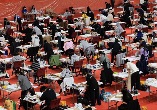 30日，首尔市立大学举行了2023年随时招生考试。图为报考设计系的考生在参加基础设计考试。【照片来源: 韩联社】