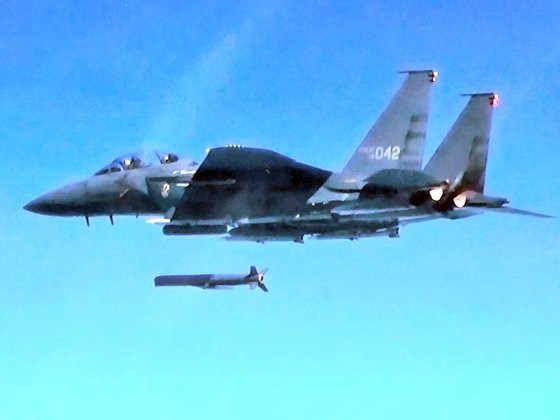 图为11月2日参与实战射击的F-15K。【照片来源：韩国空军】
