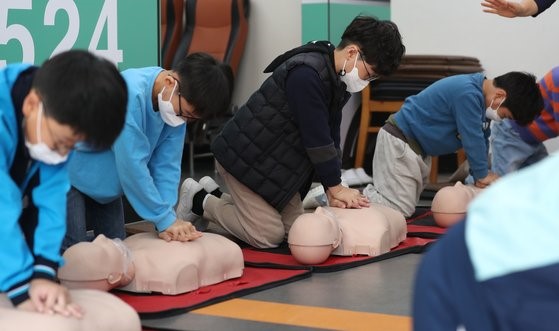 图为11月1日，大邱城池小学2年级学生在校内安全体验教室接受心肺复苏术(CPR)培训。【照片来源：韩联社】
