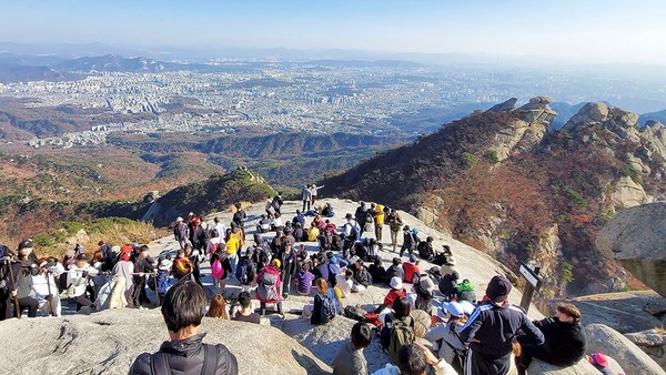 图为11月的第一个周末6日，在位于首尔江北区的北汉山白云台，市民们正在欣赏首尔全景。【照片来源：北汉山国立公园登山安全服务团】