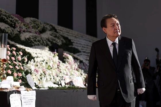 图为尹锡悦总统11月2日上午来到设在首尔广场的“梨泰院事故遇难者集体焚香所”进行吊唁。【照片来源：韩总统室】