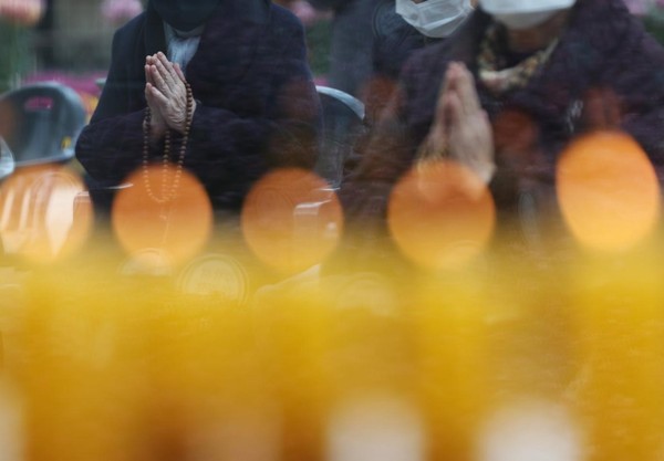 图为13日，距离2023年韩国高考还有4天，在位于首尔市钟路区的曹溪寺，韩国学生家长们正在祈祷。今年韩国高考将于17日上午8时40分在全国84个考区的1370多个考场举行，应试人数为508030人。【照片来源：韩联社】
