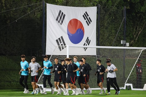 图为当地时间14日，将出战卡塔尔世界杯的27名韩国国家足球队选手(最终上场球员26人，替补球员1人)中，21人已抵达卡塔尔多哈并在当地进行了70多分钟的首次集训。【摄影：金贤东 记者】