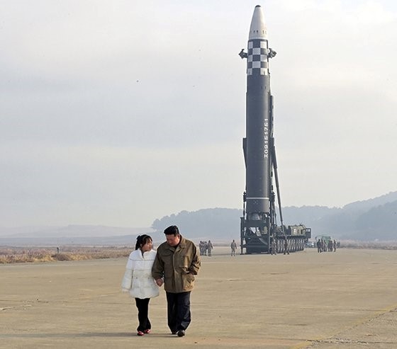 《劳动新闻》和朝鲜中央电视台分别于19日和20日报道称，18日国务委员长金正恩指挥了洲际弹道导弹发射，并公开了金正恩与女儿一起前往发射现场的照片。【照片来源：韩联社】