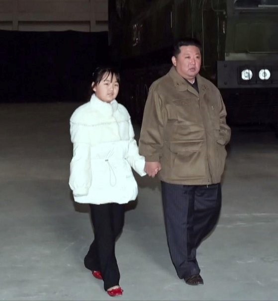 图为本月18日，朝鲜国务委员长金正恩带女儿到发射场观摩洲际弹道导弹试射。【照片来源：NEWSIS】
