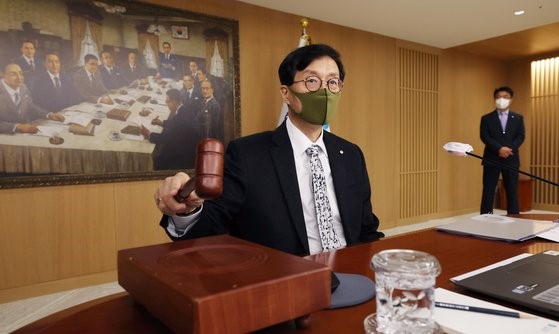 图为韩国央行行长李昌镛24日在首尔中区韩国央行举行的金融货币委员会全体会议上敲击司会槌。【照片来源：共同摄影记者团】