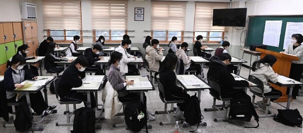 23日上午，京畿道水原市孝园高中实施2022年11月高一、二年级全国联合学历考试，图为学生们正在认真填写答卷。【照片来源：NEWSIS】