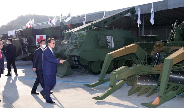 图为24日上午，尹锡悦总统访问位于庆尚南道昌原的现代乐铁(Rotem)公司，正在观看K-2坦克等军事装备。当天，尹锡悦参观了K2坦克、K808轮式装甲车、多功能无人车辆等，之后听取了K2坦克出口波兰的进展情况。【摄影：姜正贤 记者】