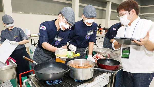 11月30日，在首尔市瑞草区aT中心举行了选拔韩国最佳炊事兵的2022年军人烹饪大赛“第三届金铲厨艺大赛”。图为当天参加比赛的韩国军队官兵们正在用各自的食谱制作参赛料理。此次大赛由韩国国防部、农林畜产食品部以及海洋水产部共同举办，参赛菜单将被制成《军队供餐料理书》，发放到全国军队炊事班。【照片来源：NEWS1】 