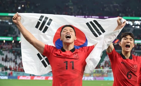 图为韩国队黄喜燦(中)和黄仁范在与葡萄牙队的比赛中获胜后欢呼雀跃。【摄影：金贤东 记者】