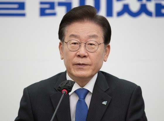 图为共同民主党党首李在明5日上午在首尔汝矣岛国会举行的最高委员会议上发言。【照片来源：NEWS1】