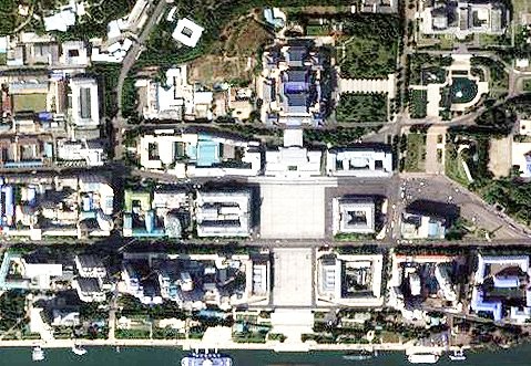 朝鲜三天前发布了使用侦察卫星试拍首尔市中心的黑白图片。此后，韩国政府22日公开了“国土卫星1号”拍摄的平壤金日成广场一带高清图片。【照片来源：韩国国土交通部】
