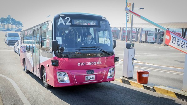 27日，BRT(Bus rapid transit，干线快速公交车系统)专用自动驾驶服务在韩国首次启动，图为当天自动驾驶公交车正在驶出车库。该公交往返于忠清北道五松站和世宗市长途汽车站，全程22.4公里。登录世宗市和忠清北道网站或扫描BRT车站海报上的二维码，提前进行体验申请后，任何人都可免费使用。经过三个月左右的试运营，收集市民体验团意见等之后，将正式转换为付费服务(按市内公交车费用收费)。【照片来源：NEWSIS】