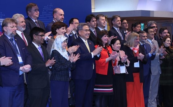 图为韩国外交部长朴振(前排左四)28日在外交部举行的印度-太平洋战略说明会上同与会者合影留念。【照片来源：韩联社】