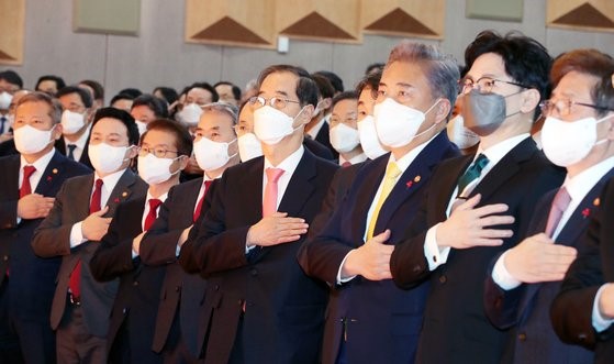 图为韩国国务总理韩德洙(左六)和众国务委员1月2日在首尔政府办公大楼举行的2023年政府开工仪式上行国民仪礼。【照片来源：NEWSIS】