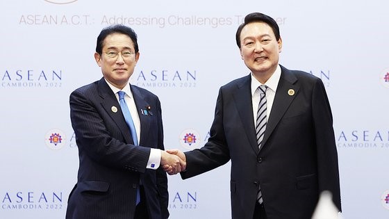 图为去年11月13日，在柬埔寨金边举行的韩日首脑会谈上，韩国总统尹锡悦与日本首相岸田文雄握手。【照片来源：韩总统室】