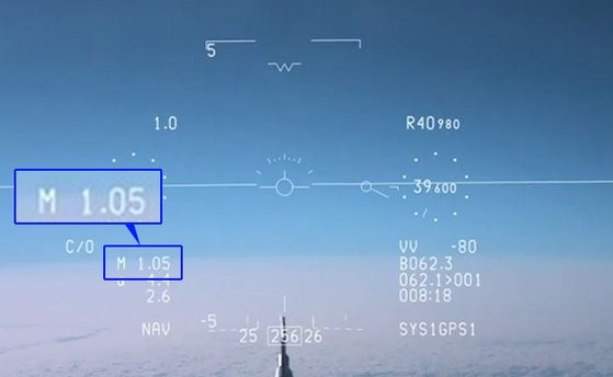 韩国自研超音速战机“猎鹰(KF-21)”1号原型机17日首次成功实现超音速飞行。韩国防卫事业厅当天表示，韩国自研飞机在首次试飞后时隔6个月实现超音速飞行尚属首次。图为1号原型机超音速飞行时，驾驶员平视显示系统(HUD)画面记录速度为1.05马赫(M)的瞬间。【照片来源：韩国防卫事业厅】