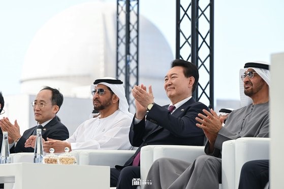 16日下午(当地时间)，韩国总统尹锡悦和阿联酋(UAE)总统穆罕默德·本·扎耶德·阿勒纳哈扬在阿联酋阿布扎比阿尔达普拉巴拉卡核电站举行的3号机组启动仪式上鼓掌。【照片来源：韩总统室】