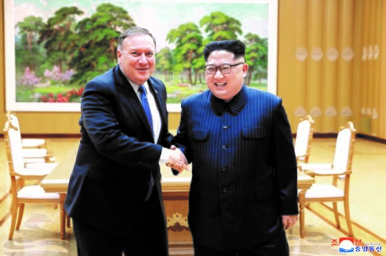 2018年访问朝鲜的时任美国国务卿蓬佩奥(左)正与金正恩国务委员长握手。【照片来源：韩联社】