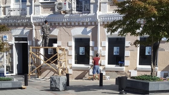 图为在俄罗斯符拉迪沃斯托克的著名旅游景点阿尔巴特街“海盗咖啡”，朝鲜劳工正在进行建筑翻新工作。【照片来源：东亚大学教授姜东皖(音)】