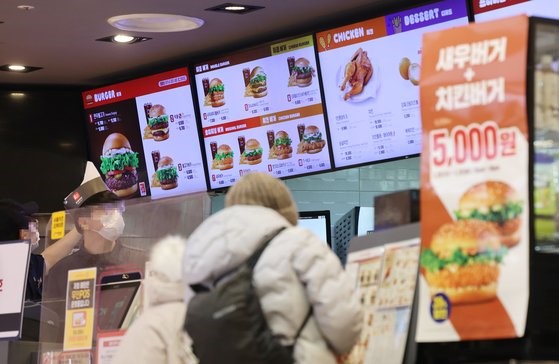 26日，韩国汉堡连锁品牌乐天利表示，由于物流费用和人工费上涨，从下月2日开始将产品销售价格平均上调5.1%。【照片来源：韩联社】
