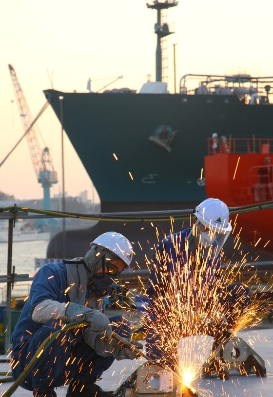 图为在位于蔚山广域市东区的现代重工，工人们正在进行船舶建造作业。【照片来源：现代重工】