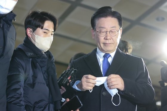 图为28日下午，共同民主党党首李在明在结束韩检方就慰礼新城和大庄洞案件的相关审讯后正从首尔中央地方检察厅出来。【照片来源：韩联社】