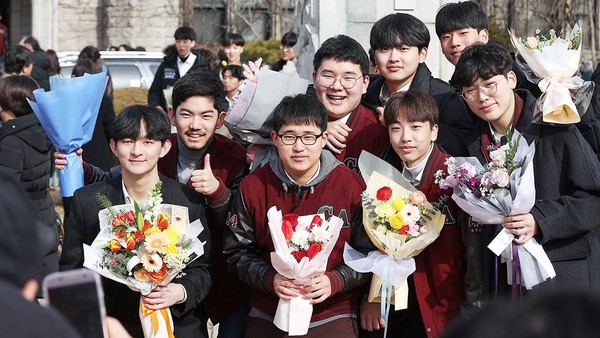 2日，位于首尔钟路区的中央高中举行了第114届毕业典礼，图为毕业生们正在拍照留念。当天毕业的学生入学时正值新冠大流行之际，是3年来一直经历大流行的“新冠一代”。【照片来源：韩联社】