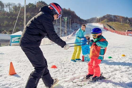 图为一儿童正在接受免费滑雪培训。【照片来源：凤凰城度假村】