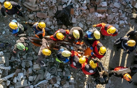 图为2月8日，土耳其地震救援队正在运送幸存者。【照片来源：韩联社】
