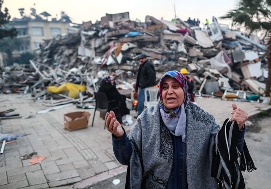 图为2月8日，在土耳其哈塔伊，一名遭受强震袭击的女性正在吐露自己的困难。 【照片来源：韩联社】