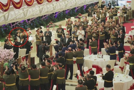 当天，金正恩的妹妹、劳动党副部长金与正(红圈)站在宴会出席者中间。【照片来源：韩联社】