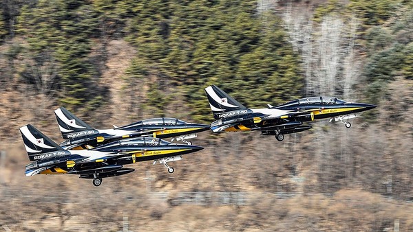 韩国空军表示，“黑鹰”特技飞行表演队为首次参加澳大利亚阿瓦隆国际航空展，已于15日从原州基地出发。阿瓦隆航空展将于本月28日至下月5日在位于澳大利亚墨尔本南部的阿瓦隆机场举行。韩国将派出120多名维修及活动支援人员参加，其中包括11名“黑鹰”飞行员，并将投入包括一架预备机在内的9架T-50B飞机和3架用于运输兵力和物资的C-130运输机。韩国参展队伍将经由菲律宾、印度尼西亚等国，于2月21日抵达阿瓦隆机场。【照片来源：韩国空军】