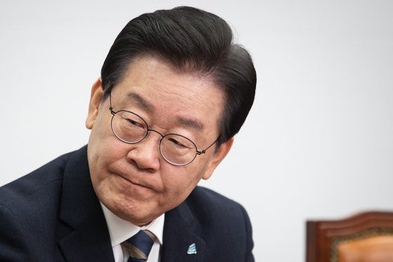 16日下午，韩国共同民主党党首李在明出席在国会举行的紧急最高委员会议上，表情严肃。【图片来源：NEWS1】