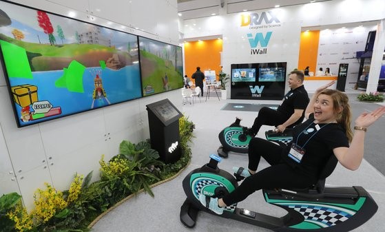 16日，在首尔江南区COEX举行的“2023首尔国际体育休闲产业展”上，参观者正在体验游戏与运动结合的自行车运动。该展览将持续到19日。【照片来源：NEWS1】