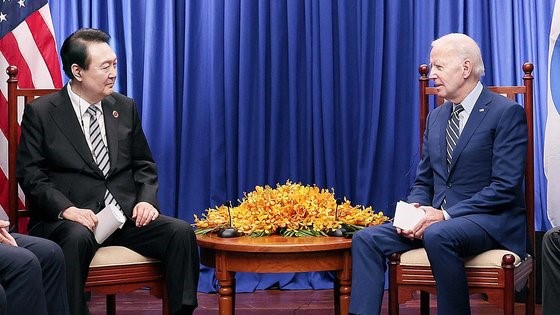 图为去年11月出席在柬埔寨举行的韩美首脑会谈的韩国总统尹锡悦和美国总统拜登。【照片来源 : 韩联社】