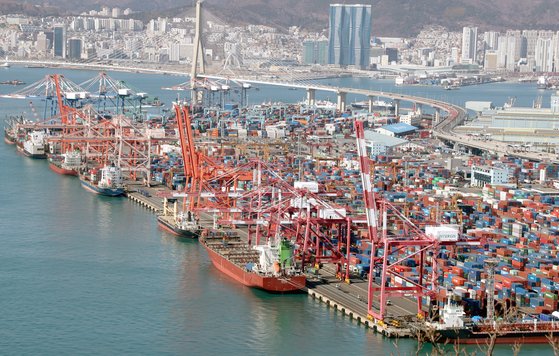 图为21日上午，釜山港戡蛮码头正在进行集装箱装卸作业。【照片来源：韩联社】